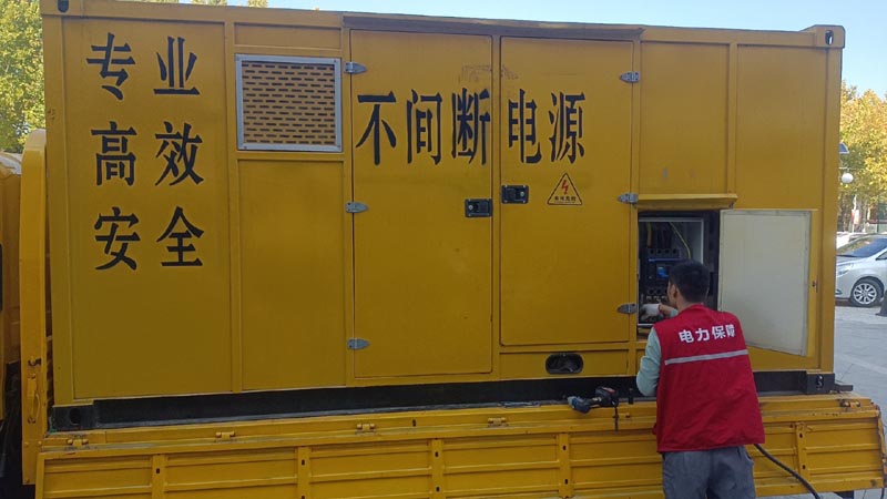 天峻柴油发电机组和UPS电源配合使用时，如何避免切换过程中的电力中断？